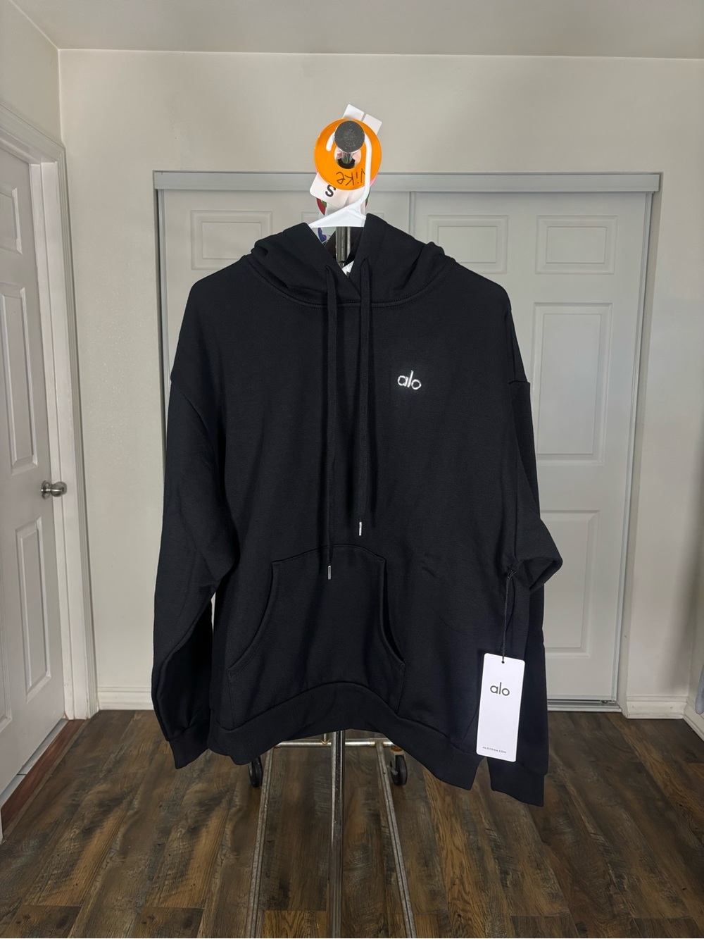 ALO Yoga Women’s Black accolade hoodie - Picture 2 of 5